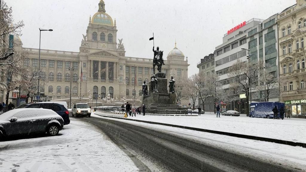 Česko zasypal sníh, komplikace se nevyhnuly ani Praze
